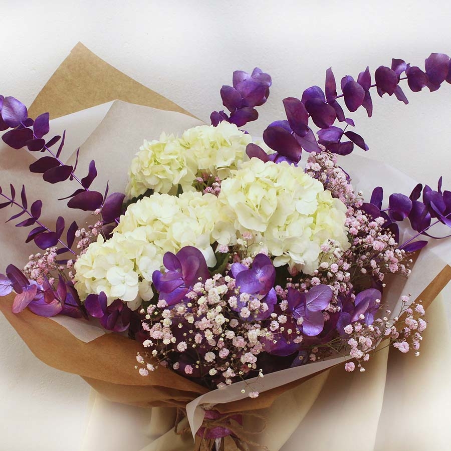 Bouquet de hortensias blancas y eucalipto violeta metalizado