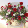 Gran caja sombrerera con rosas y flores variadas.