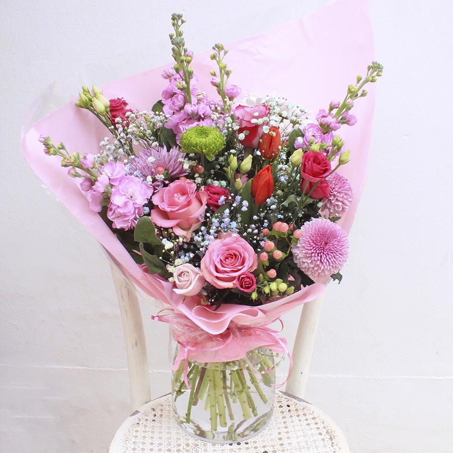 Bouquet primaveral con Flores variadas en tonos rosados