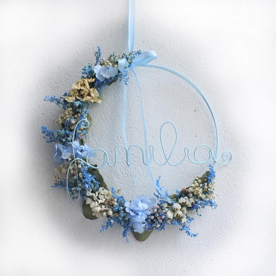 Corona de flores secas decorativa en tonos azules